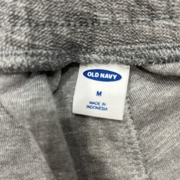 Old Navy pull on shorts in grey - Picture 3 of 3